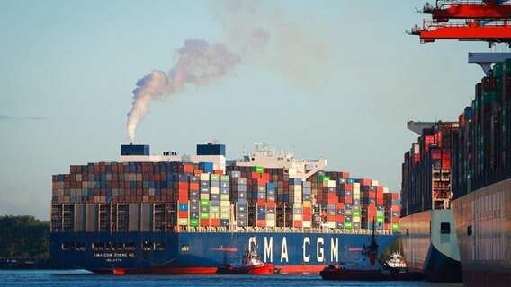 Das Containerschiff CMA CMG Zheng He der Reederei CMA CMG legt im Waltershofer Hafen an. © picture alliance/dpa Foto: Christian Charisius