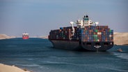 Zwei Containerschiffe fahren durch den Suezkanal © picture alliance/dpa Foto: Gehad Hamdy
