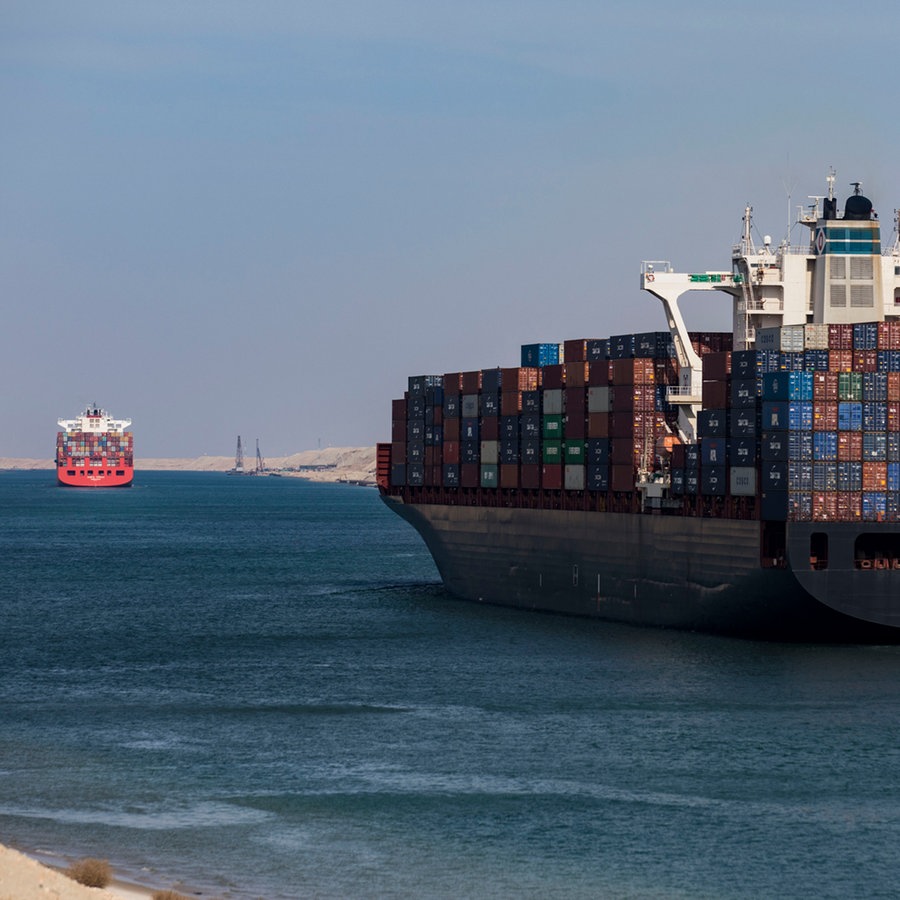 Zwei Containerschiffe fahren durch den Suezkanal © picture alliance/dpa Foto: Gehad Hamdy
