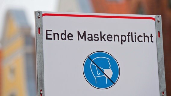 "Ende Maskenpflicht" steht auf einem Schild. © picture alliance Foto: Stefan Sauer