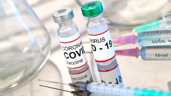 Ampullen zur Impfung gegen das Coronavirus © imago images/CTK Photo 