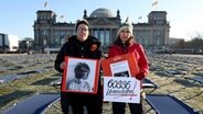 Ricarda Piepenhagen (l.) und Elena Lierck demonstrieren am 19. Januar 2023 stellvertretend für LongCovid- und ME/CFS-Betroffene vor dem Reichstagsgebäude in Berlin. © picture alliance/dpa Foto: Jörg Carstensen