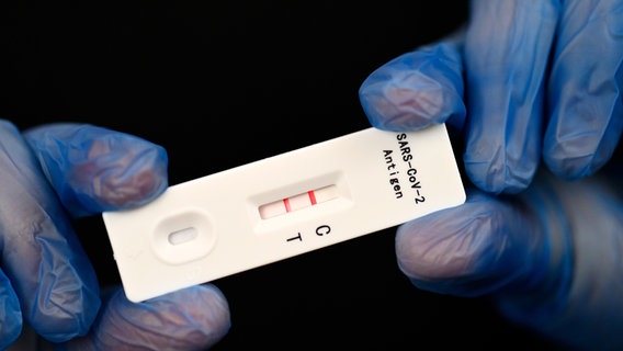 Positiver Antigen Schnelltest © picture alliance / Eibner-Pressefoto Foto: Weber/ Eibner-Pressefoto