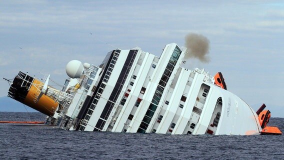 Die "Costa Concordia" liegt vor Giglio im Wasser © dpa 