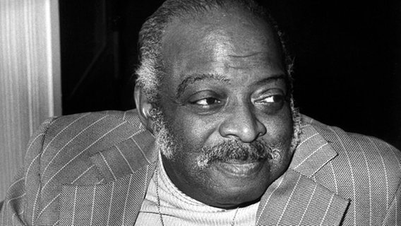 Der amerikanische Jazzpianist Count Basie im Jahr 1974 in Helsinki (Finnland). © picture-alliance / dpa - Bildarchiv Foto: Oy Lehtikuva