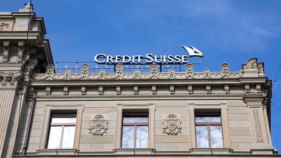 Der Schriftzug einer Filiale der Schweizer Bank Credit Suisse © picture alliance / Geisler-Fotopress | Robert Schmiegelt/Geisler-Fotopr 