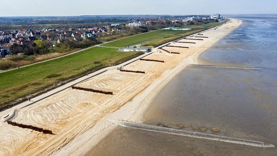Luftaufnahme: Der Strand vor dem Ortsteil Döse in Cuxhaven ist bei gutem Wetter leer. © dpa bildfunk Foto: Mohssen Assanimoghaddam