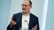 Janosch Dahmen, gesundheitspolitischer Sprecher der Grünen, bei einer Pressekonferenz im Bundesministerium für Gesundheit © picture alliance / Geisler-Fotopress | Bernd Elmenthaler/Geisler-Fotopr 