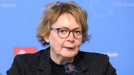Daniela Behrens (SPD), Innenministerin Niedersachsen, spricht bei einer Pressekonferenz. © picture alliance/dpa Foto: Julian Stratenschulte