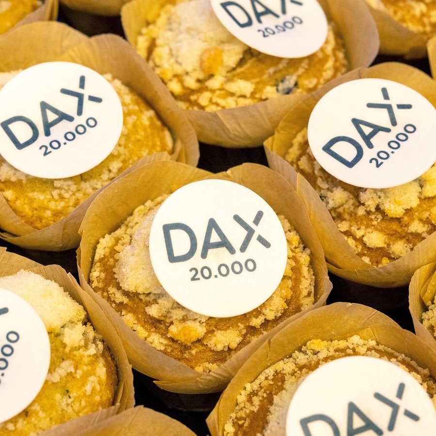 Muffins mit der Aufschrift "Dax 20.000" sind in der Frankfurter Börse zu sehen. © picture alliance/dpa Foto:  Helmut Fricke