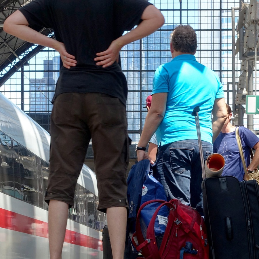 Wartende Fahrgäste vor einem ICE im Hauptbahnhof von Frankfurt Main2 © picture alliance / Daniel Kalker Foto:  Daniel Kalker