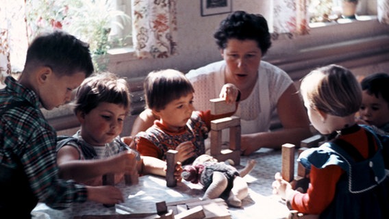 Kinder beim Spiel mit Bauklötzen in einem DDR-Kinderhort 1956 © picture-alliance / akg-images 
