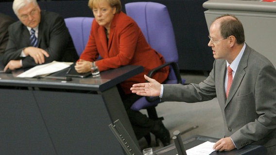 Bundesfinanzminister Peer Steinbrück (SPD) spricht im Bundestag. (15.10.2008) © dpa - Bildfunk Foto: Tim Brakemeier