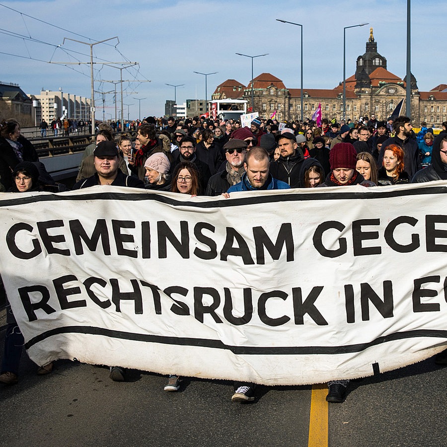Hinter einem Plakat mit der Aufschrift "Gemeinsam gegen den Rechtsruck in Europa" stehen Demonstranten. © dpa bildfunk Foto: Oliver Killig