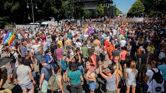 Menschen demonstrieren in Berlin gegen die Corona-Schutzmaßnahmen © dpa-Bildfunk Foto: Christoph Soeder