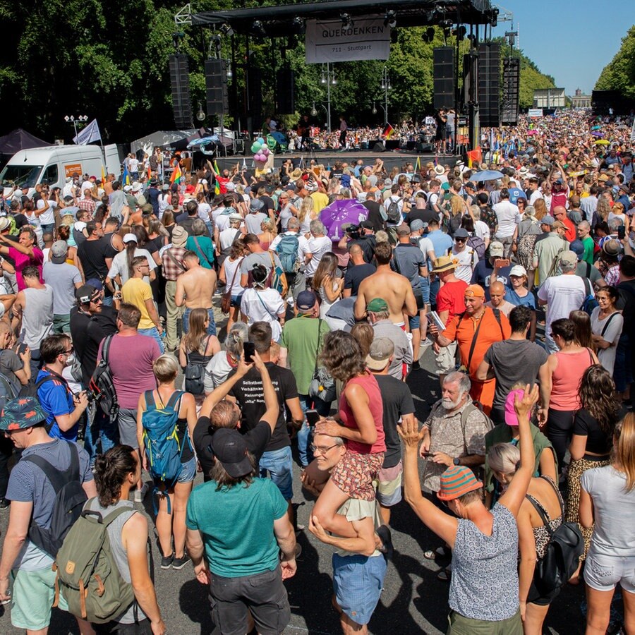 Menschen demonstrieren in Berlin gegen die Corona-Schutzmaßnahmen © dpa-Bildfunk Foto: Christoph Soeder