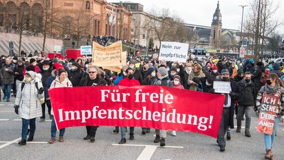Participants in a demonstration against corona restrictions in Hamburg © dpa-Bildfunk Photo: Daniel Bockwoldt/dpa