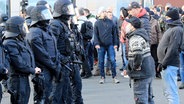 Polizisten und Teilnehmer einer Versammlung stehen sich in der Innenstadt von Magdeburg gegenüber. © dpa picture alliance Foto: Peter Gercke