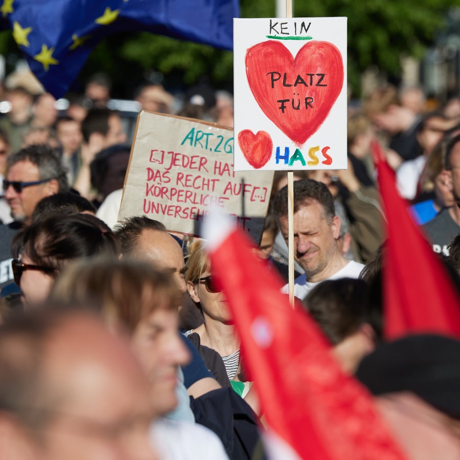 Bei einer Demonstration in Dresden steht auf einem Schild: Kein Platz für Hass. © Joerg Carstensen/dpa 