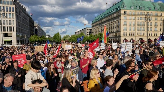 Demonstrierende versammeln sich in Berlin bei einer Solidaritätskundgebung nach dem Angriff auf den SPD-Europaabgeordneten Ecke. © dpa Foto: Joerg Carstensen