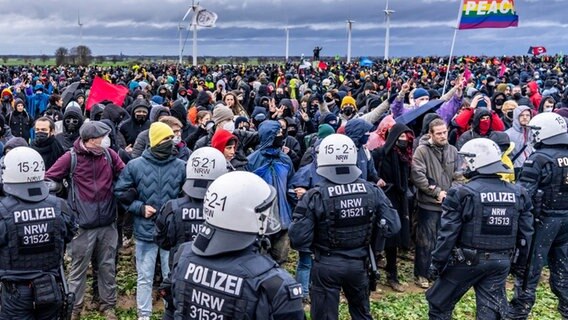 Tausende Menschen demonstrieren gegen die Räumung des Dorfes Lützerath. Tausende Menschen demonstrieren gegen die Räumung des Dorfes Lützerath. © Jochen Tack Foto: Jochen Tack