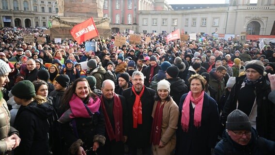 Tausende Menschen, darunter Bundeskanzler Olaf Scholz (SPD) und Außenministerin Annalena Baerbock (Grüne), stehen während der Demonstration "Potsdam wehrt sich" auf dem Alten Markt. © dpa Foto: Christoph Gollnow