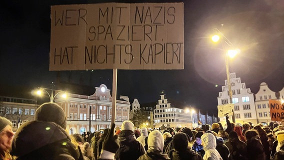 Demonstranten in Rostock bei einer Kundgebung. © NDR Foto: Jürn Jakob Gericke