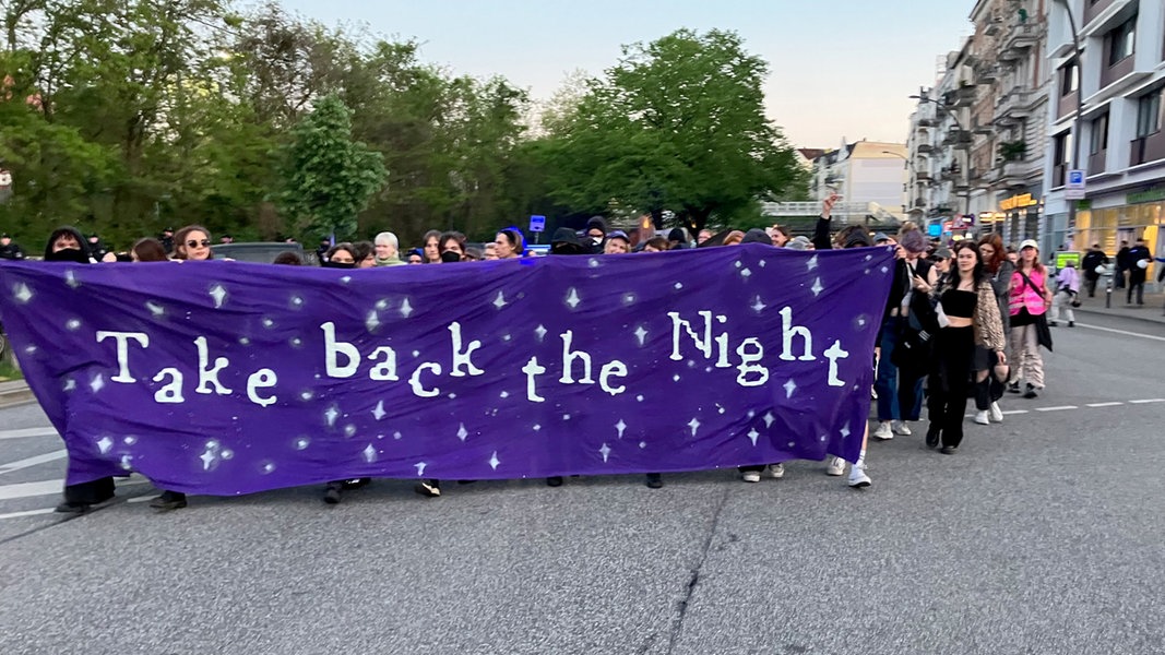 „Take back the Night“: Friedliche Demo im Hamburger Schanzenviertel
