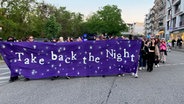 Rund 1.000 Demonstrantinnen ziehen bei einer Demonstration mit dem Motto "Take back the Night" am Vorabend des 1. Mai durchs Hamburger Schanzenviertel © dpa Foto: Martin Fischer