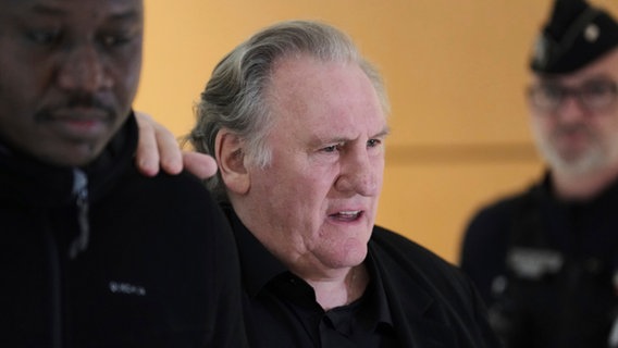 Der Schauspieler Gerard Depardieu während einer Gerichtsverhandlung © AP/dpa Foto: Aurelien Morissard