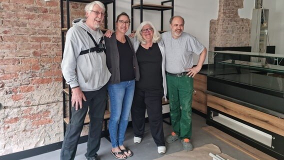 Marlene Connot (3.v.l.) vom Verein "Der Hafen Hilft" mit Opfern der Flutkatastrophe im Ahrtal. Marlene Connot (3.v.l.) vom Verein "Der Hafen Hilft" mit Opfern der Flutkatastrophe im Ahrtal. © Marlene Connot