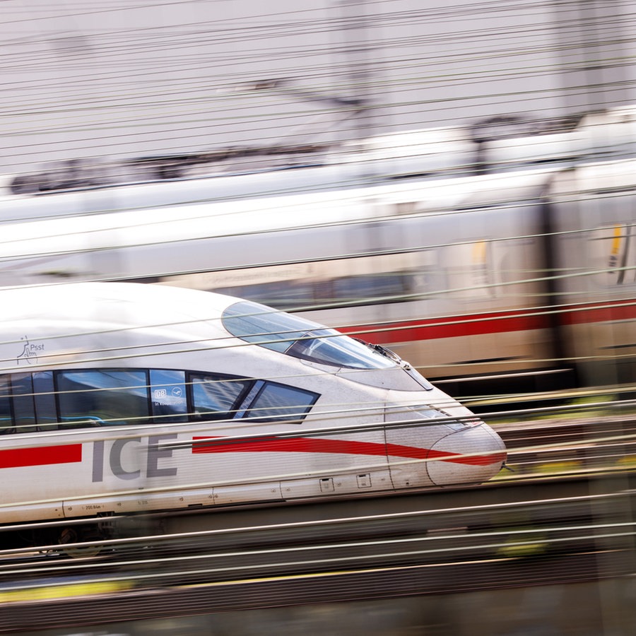 Ein ICE-Zug der Deutschen Bahn fährt in einen Bahnhof ein © picture alliance / dpa Foto: Matthias Balk