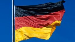 Die Flagge der Bundesrepublik Deutschland. © chromorange Foto: chromorange