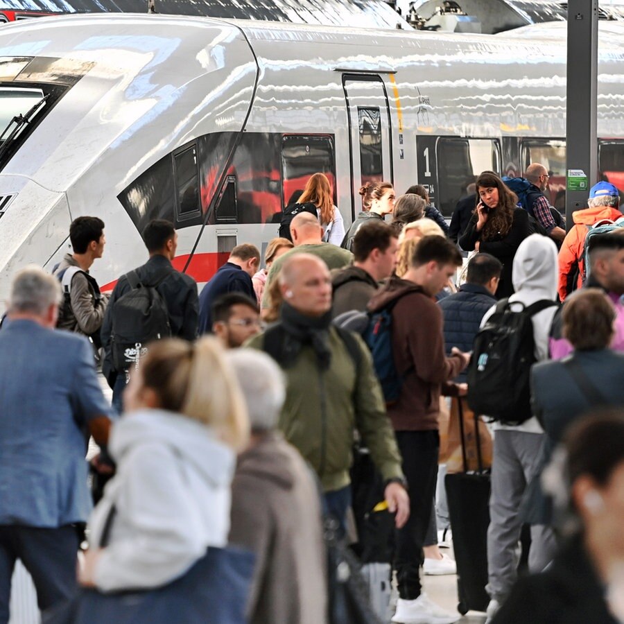 Volle Zuege und Bahnsteige, Bahnreisende am Bahnhof © picture alliance Foto: Frank Hoermann / SVEN SIMON
