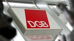 DGB-Logo © dpa - Report Foto: Gero Breloer