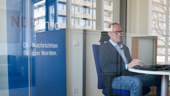 Tom Heerdegen bei der Diskussion "NDR Info im Dialog" zum Thema Norddeutschland am 29.03.2022. © NDR Foto: Jenny von Gagern
