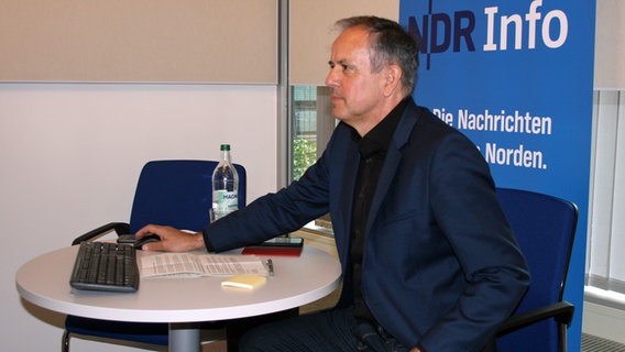 Andreas Cichowicz bei der Diskussion "NDR Info im Dialog" am 01.04.22 zum Thema Ukraine. © NDR Foto: Jenny von Gagern