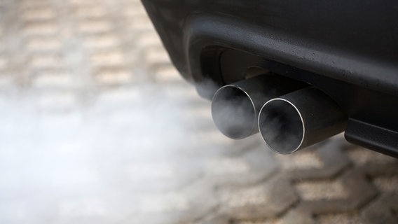 Rauch entweicht aus Auspuff eines Autos © panthermedia Foto: GBP