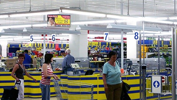Eingangsbereich eines Lebensmittel-Discounters © dpa Foto: Norbert Försterling