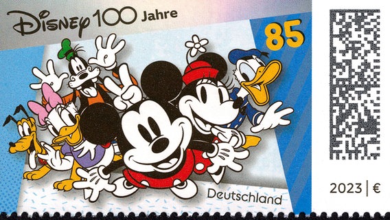 Eine deutsche Briefmarke zeigt zum 100. Geburtstag von Disney Zeichentrickfiguren wie Micky Maus oder Donald Duck. © IMAGO / Schöning 