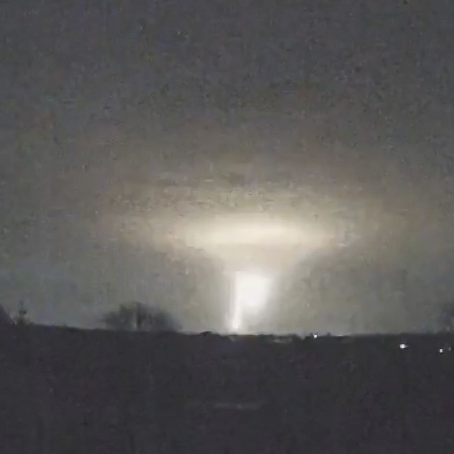 In diesem Bildschirmausschnitt aus einem Video der Come Back Alive Foundation vom 21. November 2024 sind während eines russischen Angriffs auf Dnipro in der Ukraine Lichter am Himmel zu sehen. © picture alliance/dpa/Ukrainian Emergency Service via AP | - 