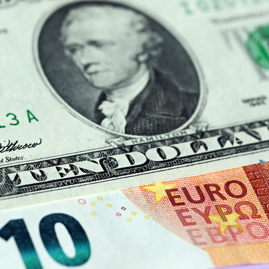 Ein 10-US-Dollar Geldschein liegt auf einem 10-Euro Geldschein. © picture alliance / FotoMedienService Foto: Ulrich Zillmann