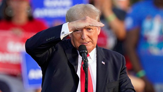 Der ehemalige Präsident Donald Trump blickt auf seine Unterstützer bei einer Kundgebung auf dem Lorain County Fairgrounds in Wellington in den USA. © dpa bildfunk/AP Foto: Tony Dejak