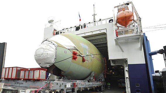 Das A380-Transportschiff "City of Hamburg" an der Airbus Kai-Anlage in Hamburg-Finkenwerder. © dpa Foto: Marcus Brandt