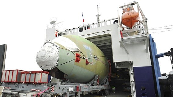 Das A380-Transportschiff "City of Hamburg" an der Airbus Kai-Anlage in Hamburg-Finkenwerder. © dpa Foto: Marcus Brandt