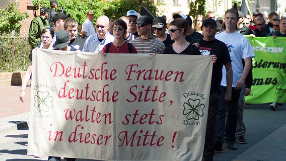Anhänger der rechten Frauenorganisationen "Düütsche Deerns" bei einem Neonazi-Aufmarsch 2012 in Bad Nenndorf. © Julian Feldmann Foto: Julian Feldmann