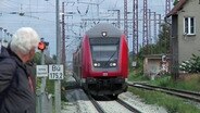 Ein Zug fährt ein einen Bahnhof ein. © NDR 