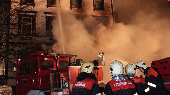 Brennende Flüchtlingsunterkunft in Lübeck (Aufnahme vom 18.Januar1996) © dpa - Bildfunk Foto: Wolfgang Langenstrassen