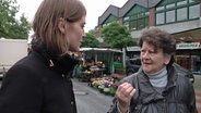 Reporterin Ada von der Decken im Gespräch mit einer Frau. © NDR 
