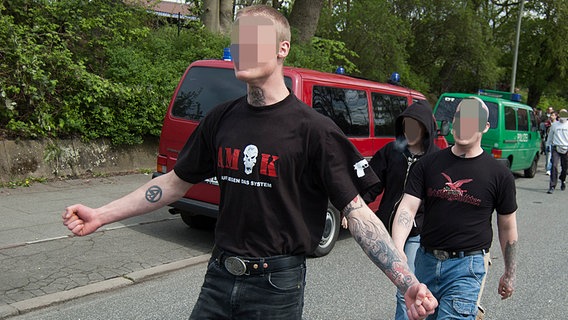 Rechtsextremist Sebastien N. (l.) bei einer Demonstration in Hamburg im Mai 2008.  Foto: Julian Feldmann
